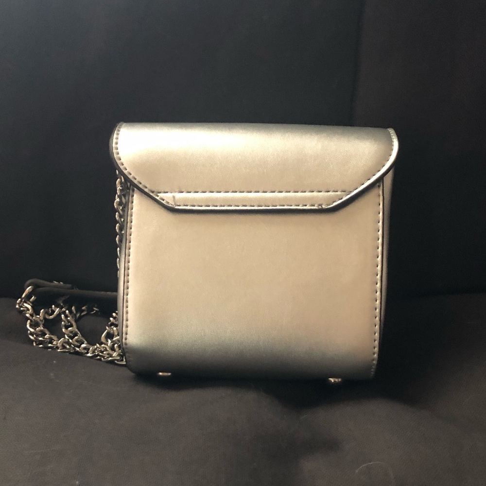 BCBG Small silver purse with chain strap. NWT! - Picture 4 of 10
